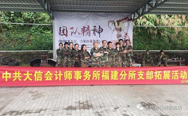 河北滦州:寒冬时节鲜花俏